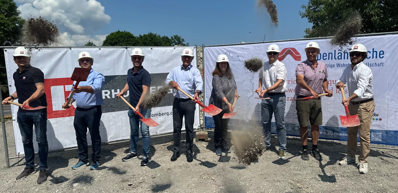 Strahlende Gesichter bei strahlendem Sonnenschein (v.l.n.r.): Martin Kohler (Rhomberg Bau), Ortsvorsteher Peter Stieger, Markus Allgäuer (AGW), Bürgermeister Wolfgang Matt, Alexandra Schalegg (AGW), Christian Jauk (Rhomberg Bau), Wilhelm Hager (Hager Plan GmbH) und Luca Ordonselli (Dorner\Matt\Architekten).